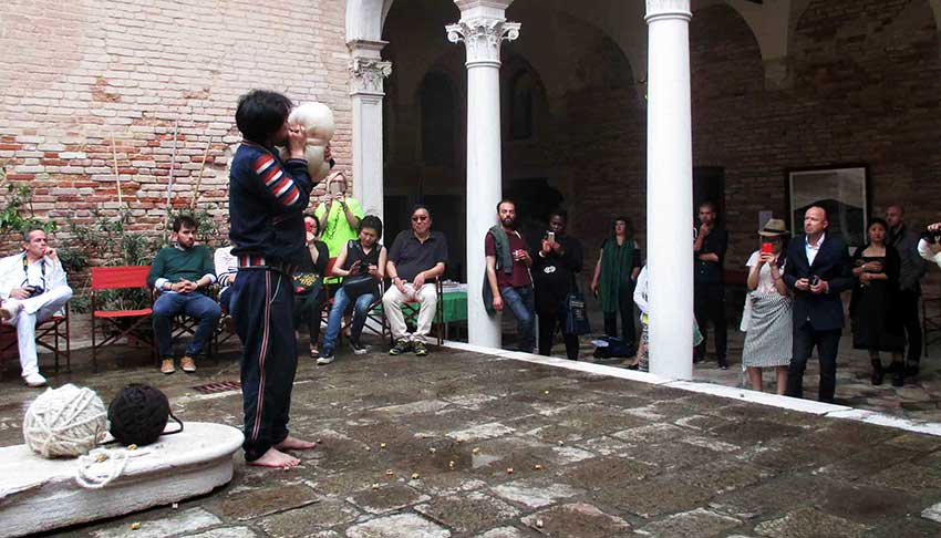 Performance Ganzug Venice 2015